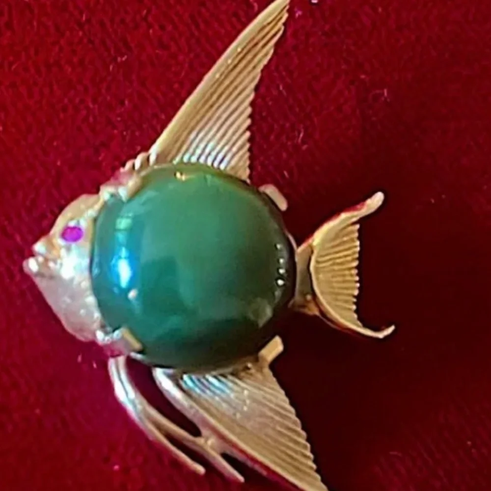 Vintage 14K Gold Jade Cabochon Ruby Eyes Fish Brooch - Picture 3 of 6